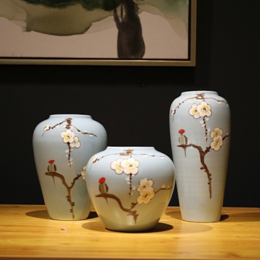 Bình gốm với màu sắc tinh tế, hoa văn, hoạ tiết độc đáo sẽ làm toả sáng cho căn phòng khách nhà bạn