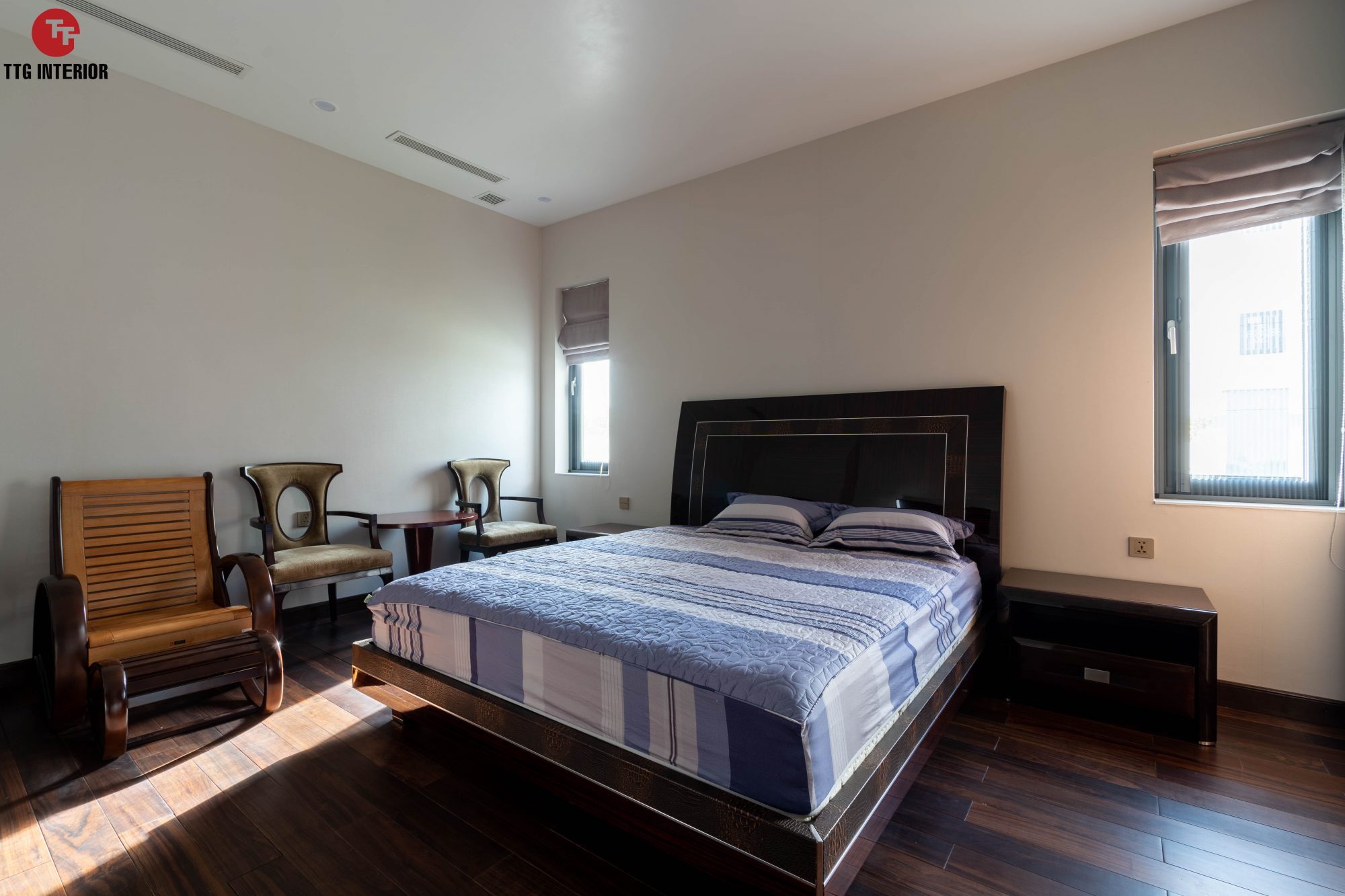 Không gian phòng ngủ master với nội thất gỗ tự nhiên sồi