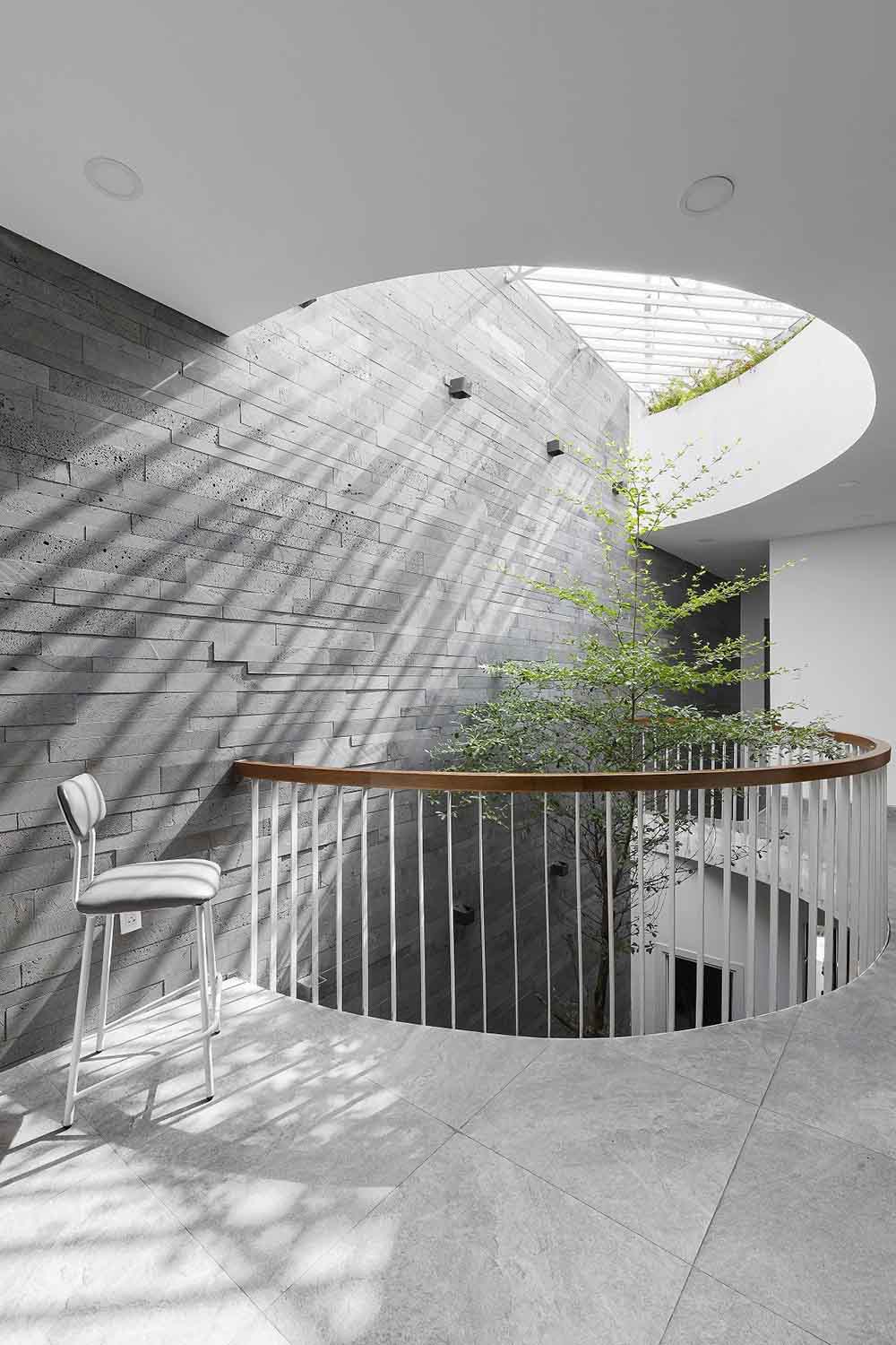 Thiết kế nội thất nhà phố 2 tầng với giếng trời giúp thông gió và lấy ánh sáng tự nhiên