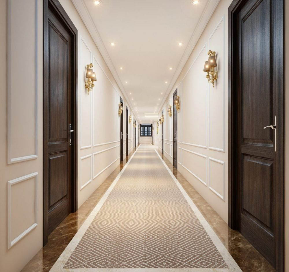 Trang trí hành lang dẫn đến các phòng ngủ với đèn treo tường và thảm trải sang trọng