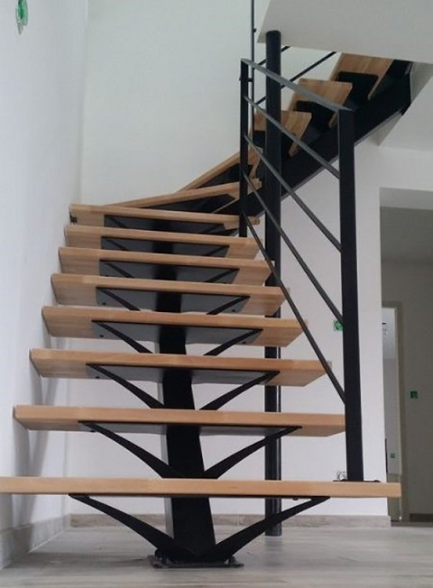Mẫu tay vịn cầu thang sắt kết hợp với bậc gỗ
