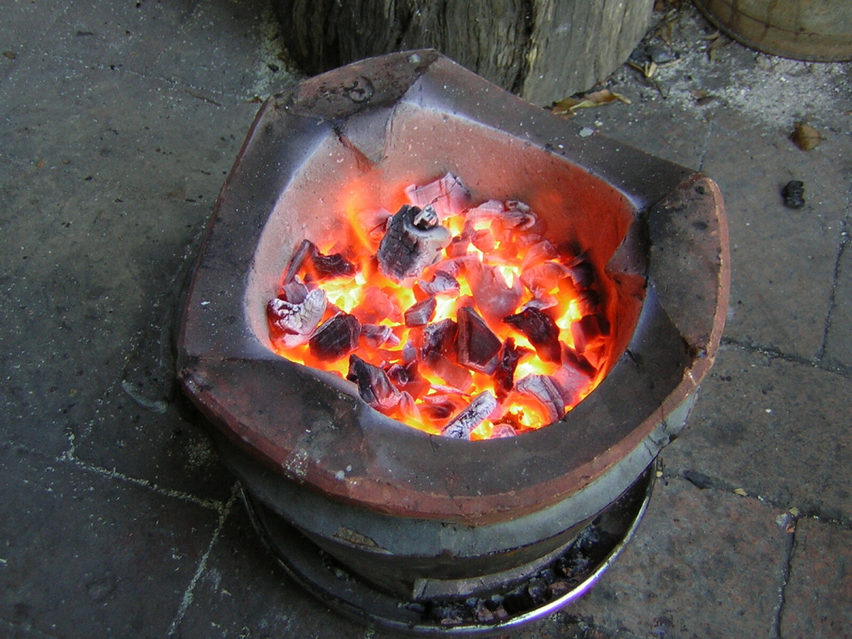 Hơi nóng của bếp than sẽ loại bỏ những điều không may mắn cho gia chủ khi bước vào nhà mới
