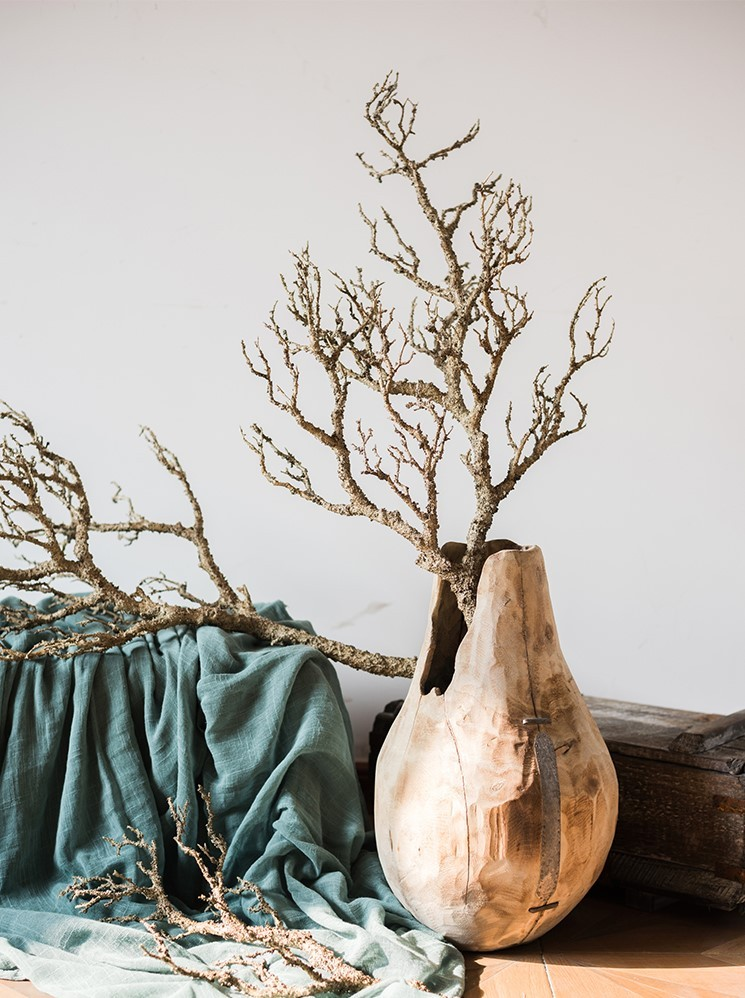 Cây khô trang trí phòng khách: Dùng cành cây khô trang trí theo phong cách tối giản