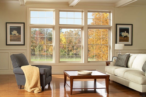 Cách kê bàn ghế gỗ phòng khách nhà ống: Cạnh ban công và cửa sổ lớn.